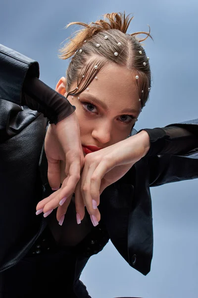 Retrato de belo modelo com pinos de pérola na moda no cabelo e lábios vermelhos posando em fundo cinza — Fotografia de Stock