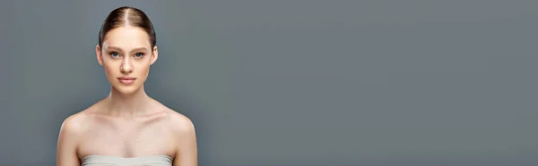 Kein Make-up-Banner, schöne junge Frau mit nackten Schultern, die in die Kamera auf grauem Hintergrund blickt — Stockfoto