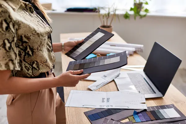 Обрізаний вид модного дизайнера з кольоровою палітрою біля ноутбука з порожнім екраном у власному ательє — стокове фото