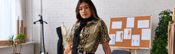 Fiducioso stilista asiatico alla moda guardando la fotocamera in abiti privati atelier, banner orizzontale — Foto stock