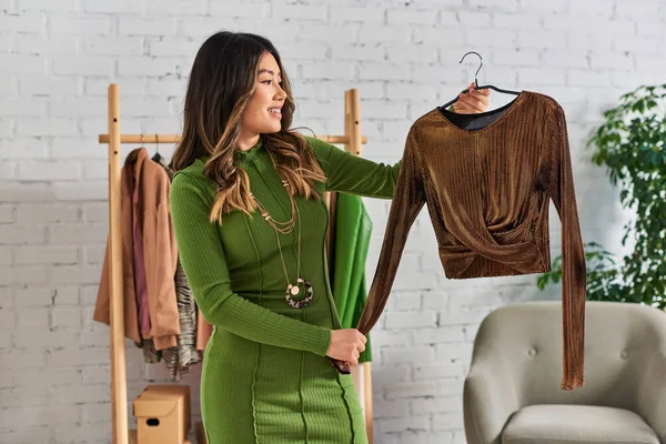Sorridente asiático empresário olhando sob medida na moda blusa no atelier pessoal, negócio de moda — Fotografia de Stock