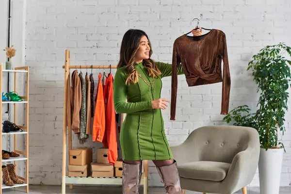 Glücklich asiatische Geschäftsfrau Blick auf maßgeschneiderte stilvolle Bluse in privaten Atelier, Kleinunternehmen — Stockfoto