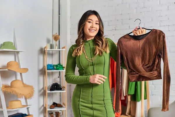 Asiatische persönliche Stylistin mit eleganter maßgeschneiderter Bluse vor der Kamera im eigenen Atelier, Kleinunternehmen — Stockfoto