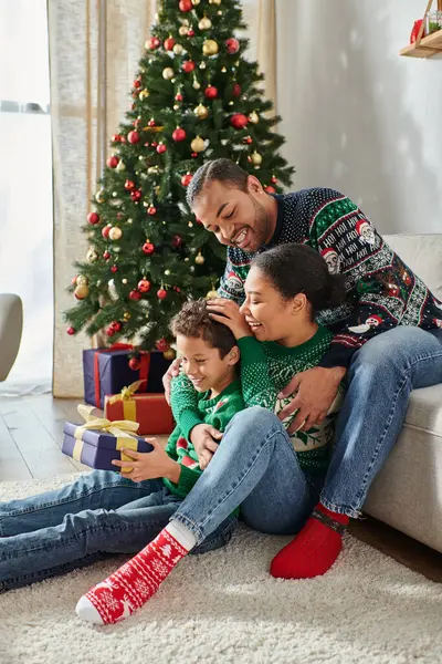 Disparo vertical de la alegre familia afroamericana pasar tiempo juntos y abrazar calurosamente, Navidad — Stock Photo