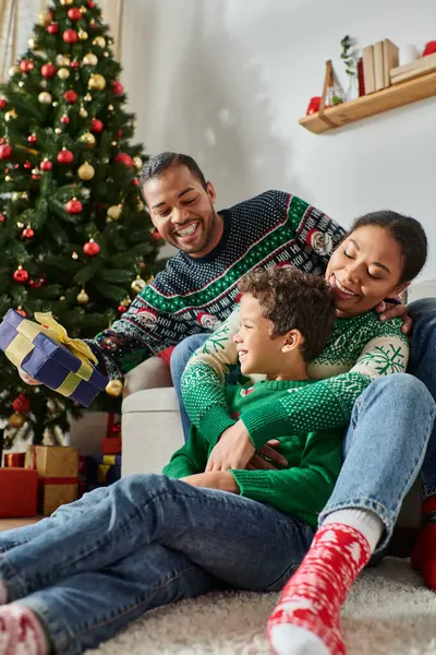 Heureuse famille afro-américaine passer du temps ensemble le matin de Noël échanger des cadeaux — Photo de stock