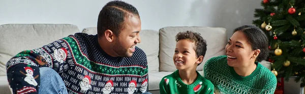 Belle famille afro-américaine assise sur le sol et se souriant, Noël, bannière — Photo de stock