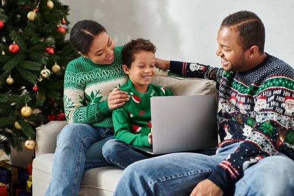 Alegre família americana africana tendo grande momento enquanto assiste filme no laptop na manhã de Natal — Fotografia de Stock