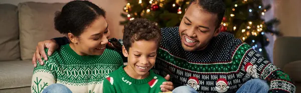 Heureuse famille afro-américaine en chandails chauds de fête passer du temps ensemble, Noël, bannière — Photo de stock