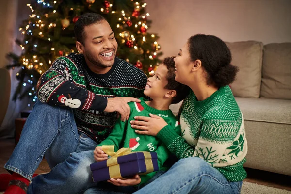Aimant belle famille afro-américaine en chandails passer du bon temps ensemble le soir de Noël — Photo de stock