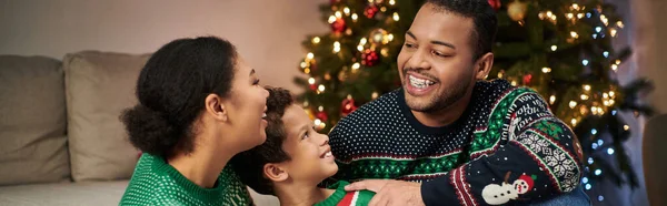 Alegre família afro-americana sentada no chão e tendo grande tempo juntos, Natal, bandeira — Fotografia de Stock