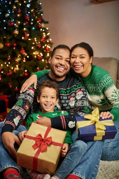 Tiro vertical de feliz família afro-americana passar tempo juntos e sorrindo alegremente para a câmera — Fotografia de Stock