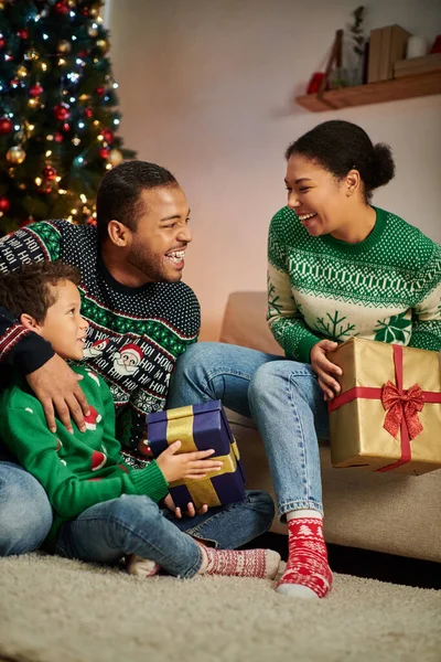 Plan vertical de famille aimante heureuse avec des cadeaux passer du temps ensemble le soir de Noël — Photo de stock