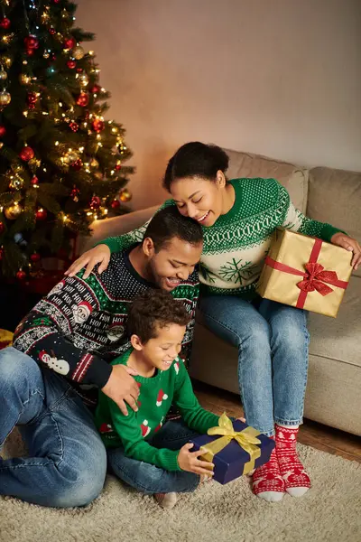 Tiro vertical de feliz alegre familia afroamericana pasar tiempo juntos en la noche de Navidad - foto de stock