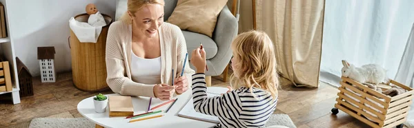 Мать и ребенок с протезной ногой рисуют на бумаге цветными карандашами вместе, время сцепления — стоковое фото