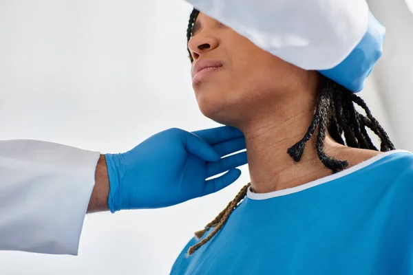 Malato bella afro americano donna chiusura occhi mentre il suo indiano medico esaminando i suoi linfonodi — Foto stock