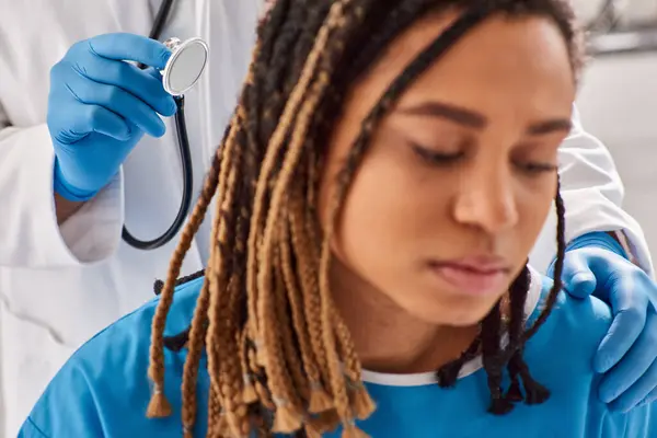 Concentrarsi sul controllo medico respiro del suo paziente afroamericano offuscata nel reparto ospedaliero, assistenza sanitaria — Foto stock