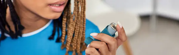Doente afro-americano usando seu inalador de asma na enfermaria hospitalar, cuidados de saúde, recortada, banner — Fotografia de Stock