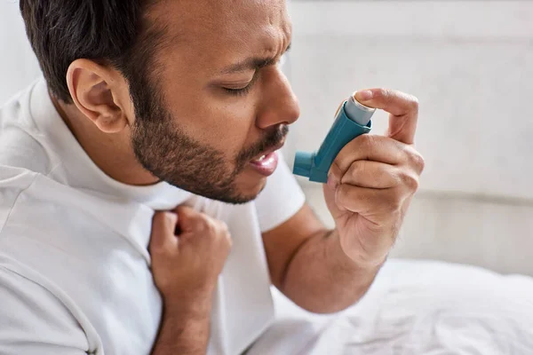 Giovane paziente indiano che utilizza l'inalatore d'asma mentre si trova a letto nel suo reparto ospedaliero, assistenza sanitaria — Foto stock