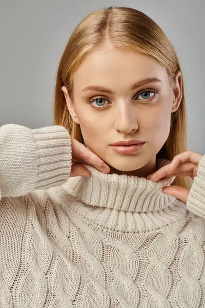 Retrato de mulher loira com maquiagem natural e olhar expressivo posando em suéter de malha em cinza — Fotografia de Stock