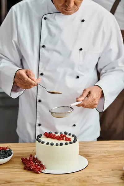 Abgeschnittene Ansicht von reifen Koch Dekoration seiner köstlichen süßen Kuchen mit braunem Zucker, Kochkurse — Stockfoto