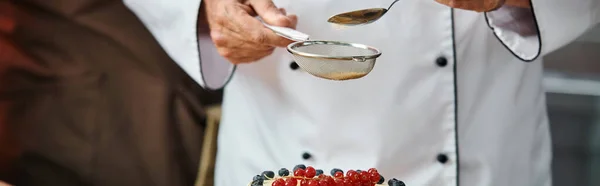 Abgeschnittene Ansicht des reifen männlichen Chefkochs, der seinen leckeren Kuchen professionell dekoriert, Kochkurse, Banner — Stockfoto