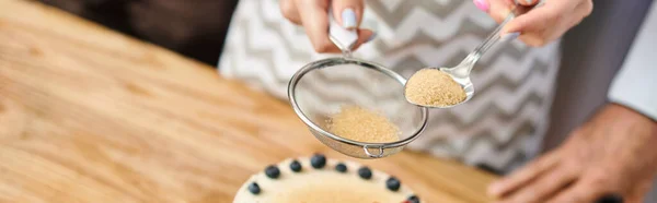 Studentin mit Nagellack verziert Kuchen neben Koch während Kochkurs, Banner — Stockfoto