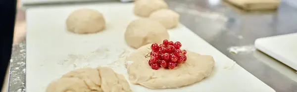Oggetto foto di biscotti poco cotti con delizioso ribes rosso fresco su di esso, pasticceria, banner — Foto stock