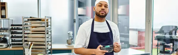 Guapo afroamericano chef en toque mirando cámara mientras en cocina, confitería, pancarta - foto de stock