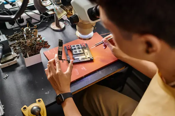Erfahrener Techniker, der mit elektronischen Geräten in einer modernen Werkstatt arbeitet, Kleinunternehmen — Stockfoto