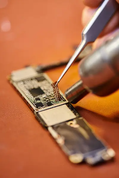 Vue recadrée du chipset de soudure de réparateur de gadget électronique dans l'atelier, petite entreprise — Photo de stock