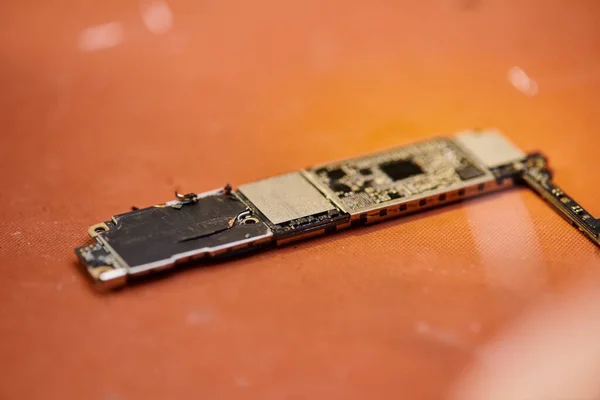 Vue rapprochée du chipset de gadget électronique dans l'atelier de réparation, petite entreprise de service d'équipement — Photo de stock