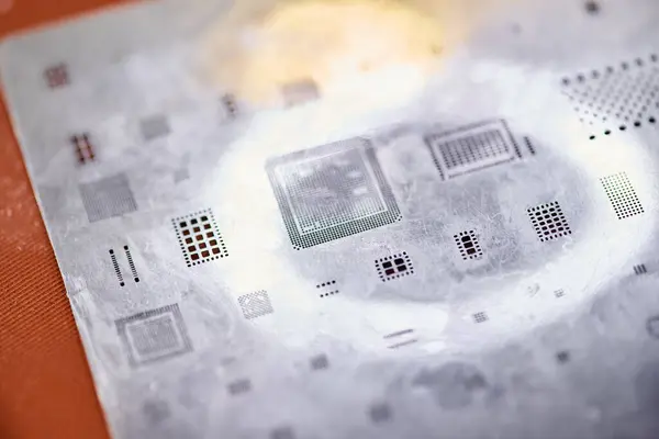 Primer plano del chipset del microesquema del dispositivo en taller de reparación, mantenimiento del equipo electrónico - foto de stock