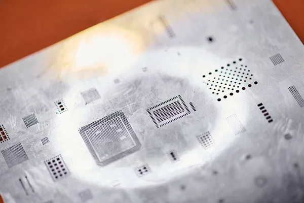 Primer plano del chipset microesquema electrónico en taller de reparación, mantenimiento de equipos modernos - foto de stock