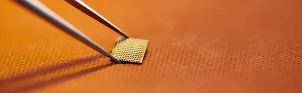 Vue rapprochée du microschéma électronique et de la pince à épiler sur la table dans l'atelier de réparation, bannière horizontale — Photo de stock