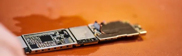 Microschéma électronique avec chipset sur la table dans l'atelier, entreprise de réparation de téléphone, bannière horizontale — Photo de stock