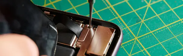 Vista parcial del teléfono inteligente técnico de apertura con destornillador en taller de reparación, pancarta horizontal - foto de stock