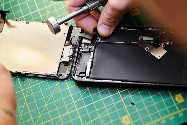 Visão cortada do reparador montagem de telefone celular após a reparação na oficina, pequenas empresas — Fotografia de Stock