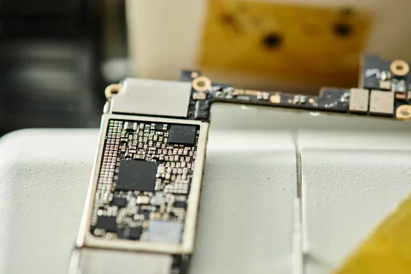 Vista superior del chipset electrónico en la mesa en taller de reparación profesional, concepto de pequeña empresa - foto de stock
