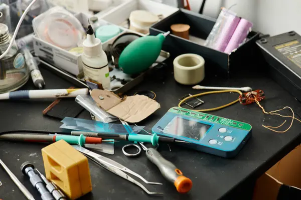 Verschiedene Geräte und Werkzeuge für die Diagnose elektronischer Geräte in Werkstatt, Reparaturbetrieb — Stockfoto