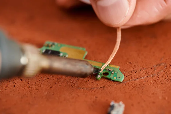 Vue rapprochée du chipset électronique de soudure de technicien dans l'atelier, petite entreprise — Photo de stock