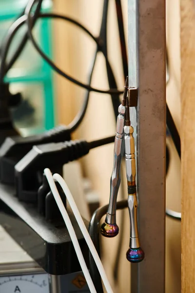 Електронні тестери та дроти з кабелями в майстерні професійного ремонту, обслуговування обладнання — стокове фото
