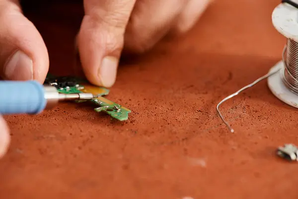 Частичный обзор опытных технических специалистов по пайке электронных чипов в ремонтном цехе — стоковое фото