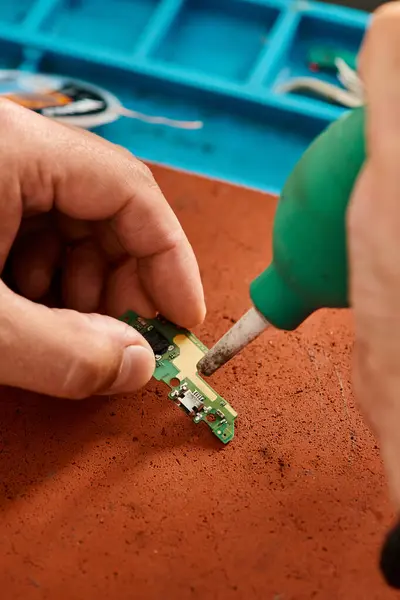 Vue partielle du chipset électronique de nettoyage de réparateur dans l'atelier privé, concept de petite entreprise — Photo de stock