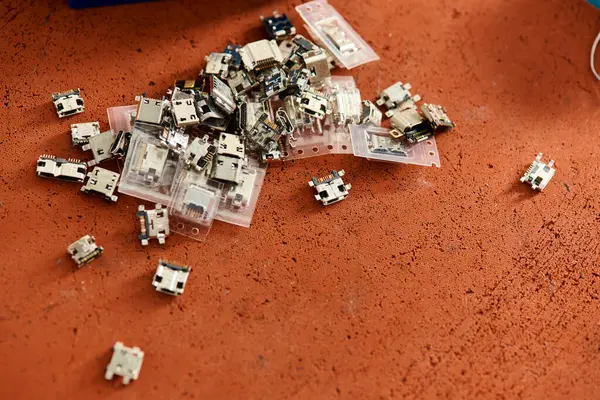 Vue de dessus des microsystèmes électroniques sur la table dans l'atelier de réparation, entreprise d'entretien électronique — Photo de stock