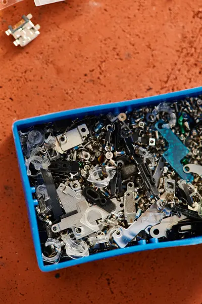 Vista dall'alto della scatola di plastica con diversi pezzi di ricambio in officina di riparazione professionale, piccola impresa — Foto stock