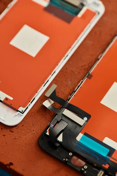 Vista superior de smartphones desmontados na mesa na oficina conceito de negócios de manutenção eletrônica — Fotografia de Stock