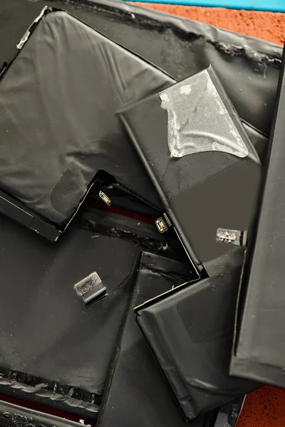 Vue de dessus des différents composants pour la maintenance des appareils électroniques dans l'atelier de réparation professionnel — Photo de stock