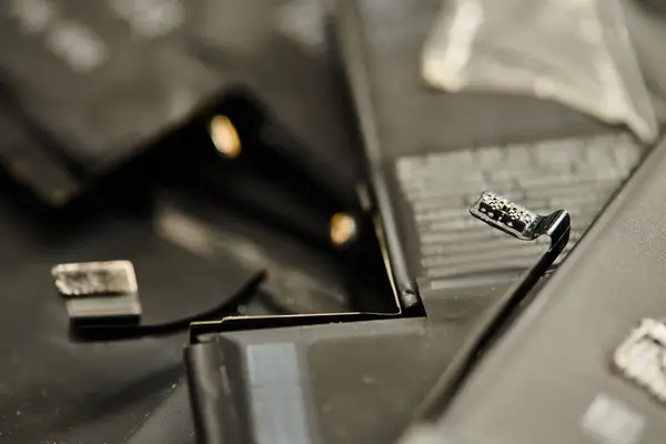 Vista de cerca de varios componentes para la reparación de dispositivos electrónicos en taller profesional - foto de stock