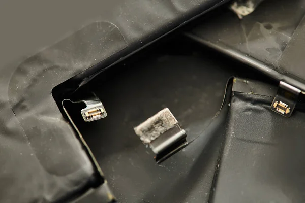 Vista superior de baterías y microesquemas para dispositivos electrónicos en taller de reparación, pequeña empresa - foto de stock