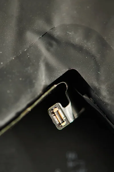 Vue de dessus du chipset et de la batterie pour la réparation du gadget électronique en atelier, entreprise de réparation — Photo de stock
